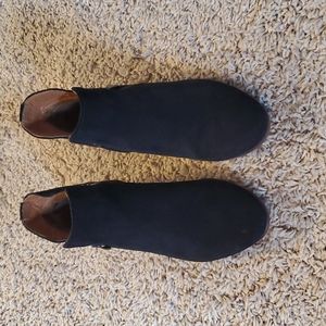 EUC Eric Michael Black Suede Boots